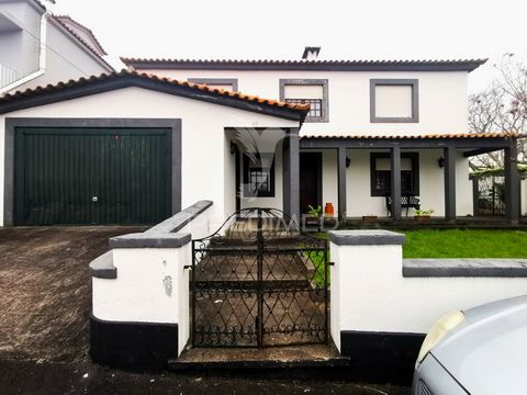 Located in the parish of São Pedro, just a few minutes from the center of Angra do Heroísmo, this villa has a privileged location and easy access to schools, supermarkets and various services. • Total Area: The house has a total area of 350 square me...