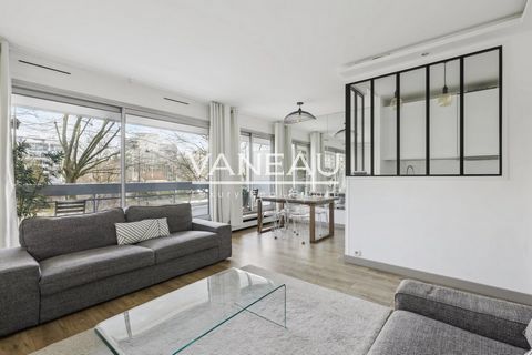 Het agentschap VANEAU biedt u een appartement van 72 m² aan in het hart van een gebouw uit de jaren 70 in de wijk Perronet. Deze woning, niet over het hoofd gezien, bestaat uit een entree, een woonkamer en een keuken die uitkomt op een lang balkon, t...