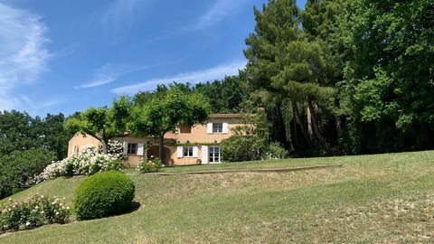 Située dans les environs d'un des plus beaux villages de France, en Provence (Vaucluse), cette propriété exceptionnelle s'étend sur un vaste terrain de 5270m2, agrémenté d'oliviers et de magnifiques rosiers. Composée de deux résidences distinctes, el...