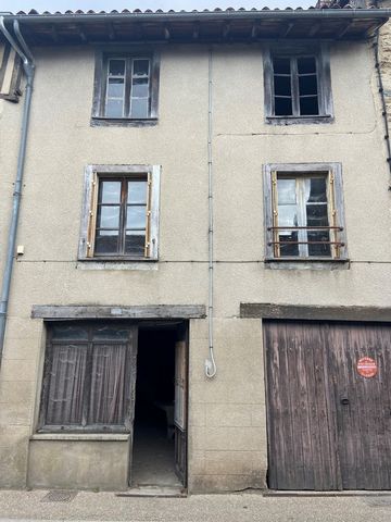 Exclusivity Abithéa for this house to renovate in the town of Solignac. With a floor area of approximately 70 m2 on two levels, the field of possibilities remains open: a large village house with its private land of 80 m2, or a division for a rental ...