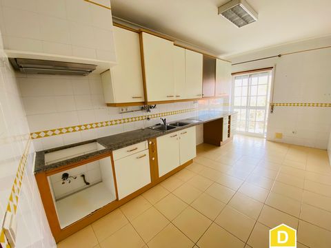 4 bedroom apartment with garage - Caldas da Rainha Apartment located in Quinta da Boneca - Avenal, a short distance from the city center and all shops and services, a very quiet and residential area. On the 1st floor without elevator, good areas, in ...