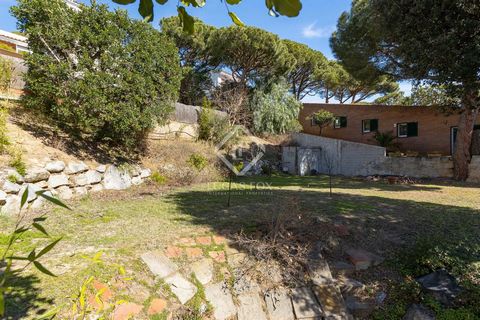 Lucas Fox offers this large plot of 579 m² for the construction of a property, located in the picturesque town of Premià de Dalt. The plot enjoys a privileged location in a quiet and well-established residential area on the Maresme coast. As it has a...