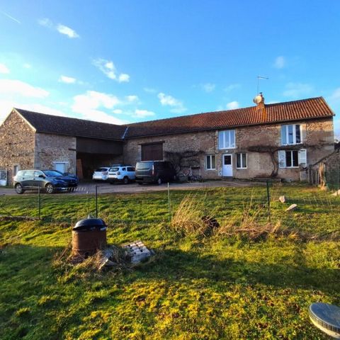 Exclusivity - Séverine Gauvrit offers you this old stone farmhouse, partly renovated of about 129 m2, 4 bedrooms at the sale price of 218,000 euros (agency fees to be paid by the seller) Located in the Morvan Regional Park, 2h30 by car from Paris, 12...