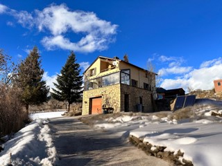 A 4-sided house of 132m² on a plot of more than 863 m2. Take the 3D virtual tour! Click on the 360° logo of the presentation photo or the attached link! Aerial video also available! In the heart of the Catalan Pyrenees Natural Park, come and discover...