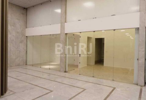 Prime Location: This store is situated in front of the escalator and overlooking the ground floor, a location that is simply perfect for your business to thrive like never before! Large Space: With 66 m², this generous space offers countless possibil...