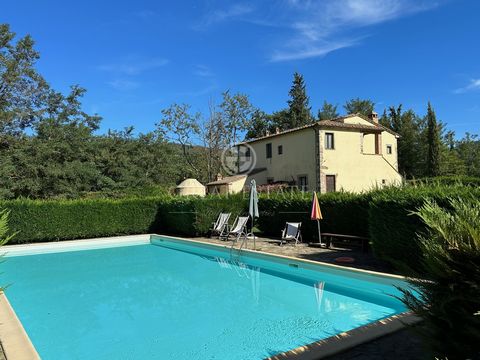 This characteristic mill dating back to the 1800s is located in the countryside of Arezzo in Civitella in Valdichiana and can be reached via only 150 metres of white road. The property consists of a main house of 326 sqm on two levels and a dependanc...