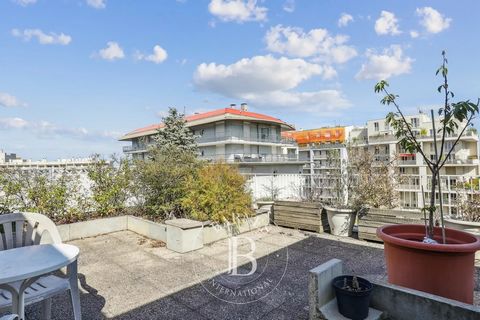 MONPLAISIR - Situated in the 8th, near MONPLAISIR, this 5-bedroom duplex roof terrace offers good features. On the 6th floor, the ground floor comprises a living room, an open-plan dining room/kitchen, three bedrooms and a bathroom. A panoramic terra...
