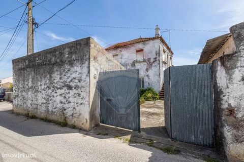 House for sale in Valado dos Frades – Nazaré   I am a house on the ground floor, 1st floor of outbuildings and patio for reconstruction. I am located just 8 km from the famous beach of Nazaré, I am looking for a family that dreams of having privacy a...