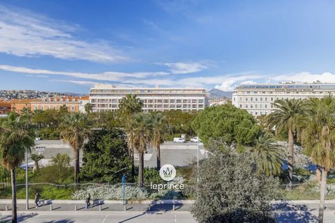 Nice Green Promenade / Place Masséna: Corner apartment with 4 rooms on the penultimate floor with an elevator in a beautiful Niçois building ideally located at Place Masséna, at the beginning of the Green Promenade, adjacent to the old town. A panora...