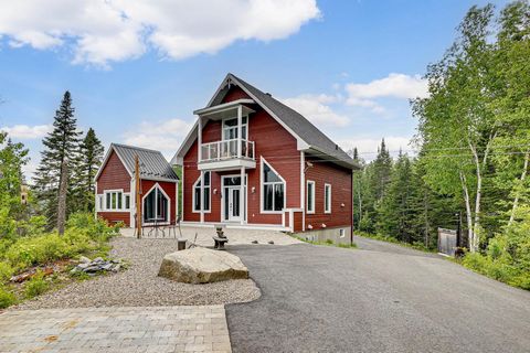 Magnificent and very intimate waterfront estate with electric fence at the entrance for your peace of mind. Possibility to have two docks and sail on two lakes. Several buildings and outbuildings on the estate such as very large two-storey garage, su...