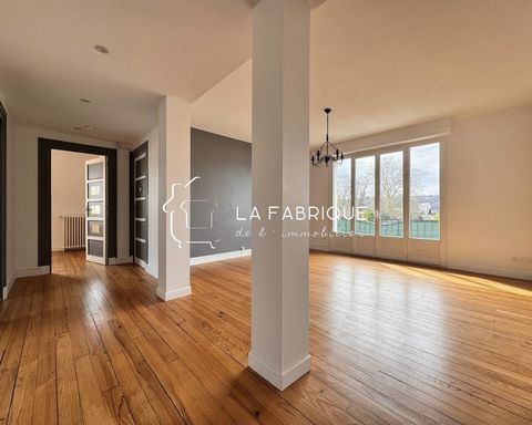 La Fabrique de l'Immobilier invites you to discover this T4 apartment which represents for us, the perfect cozy nest for young couples and first-time buyers. Bathed in natural light, we love its warmth thanks to the parquet floor and the decorative f...