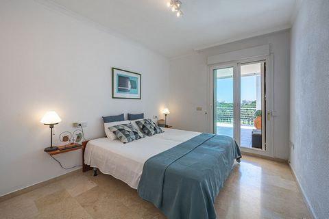 Located in Benalmadena. Located in Benalmádena, less than 1 km from Yuca Beach and a 14-minute walk from Viborilla Beach, Golf Garden Apartment offers accommodation with free WiFi, air conditioning, a garden and a terrace in Benalmádena. The property...