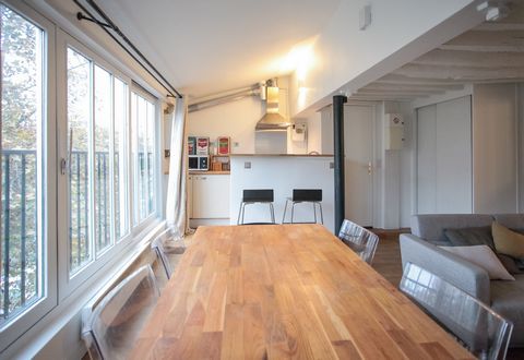 Lovely loft style apartment of 42m², offering open spaces and nice perspectives. Unique charm with a full facade of windows, hardwood floor and visible beams, fireplace and mirror, iron and glass structures. Large bay windows letting a lot of light i...