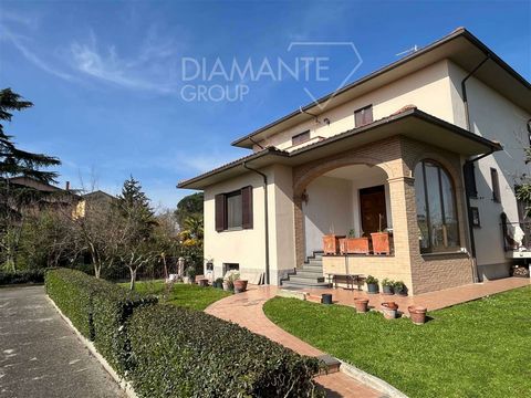 CASTIGLIONE DEL LAGO (PG): Recently built, independent villa of approximately 230 square meters arranged over two levels comprising: Ground floor: porch, entrance, spacious living room with terrace, fireplace, and eat-in kitchen, two double bedrooms,...