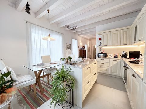 Peschiera del Garda in Località San Benedetto, we offer for sale, a unique solution of its kind. A detached apartment on two levels, immersed in a setting of serenity. On the ground floor, an intimate garden welcomes sweet moments, while a garage wil...