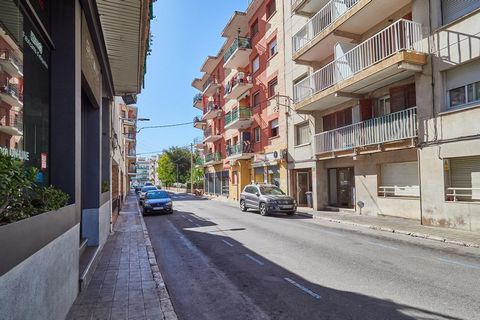 Welcome to your new home in the vibrant Playa de Calafell area! This charming 60 m² apartment offers comfort and style, making it the perfect choice for those seeking quality of life and proximity to all services. Main Features: Area: 60 m² 2 double ...
