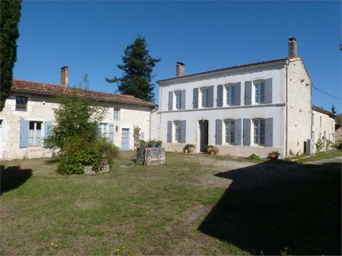 Dpt Charente Maritime (17), à vendre proche de SAINTES maison P8 de 290 m² - Terrain de 14 750,00 m²