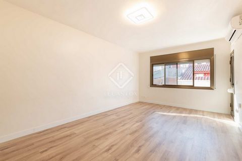 Lucas Fox presents this spacious, comfortable and functional apartment on the third floor, completely renovated and brand new, located in the Can Vinader area. Upon accessing the apartment through the entrance hall, there is a kitchen equipped with a...