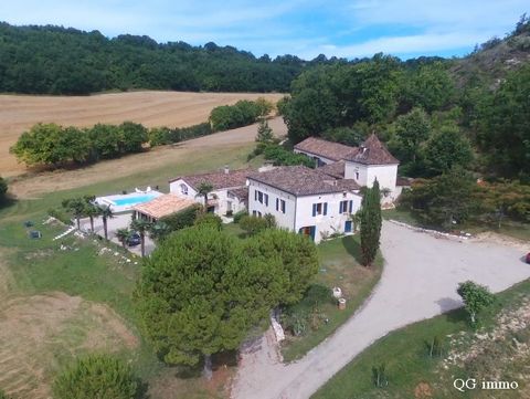 Magnificent Quercy property of character in a superb environment, heated swimming pool and 2ha3 of land bordered by a stream. Very good tourist potential. The property consists of a main house of 212.5 m2 with entrance porch, inner courtyard, an oran...