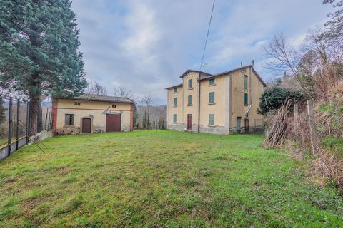 This is a property whose origins date back to the late 17th century, when the original rustico was built. The villa, on the other hand, which is also part of it, dates back to the 1950s, with both buildings seamlessly surrounded by a garden. The exte...
