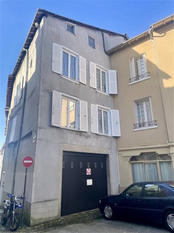 The building includes on the ground floor: a 55 m² garage and a courtyard, rented for €70 excluding VAT per month. On the first floor: a T3, 2 bedrooms, kitchen open to the living room, bathroom and WC in total 60 m² of living space, rented for €380 ...