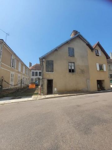 House to renovate completely without garden In the heart of Chaource close to the church house to renovate entirely half-timbered lots of potential on a short or long stay rental investment possibility to acquire the neighboring houses price 17000 eu...