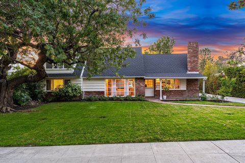 Discover this gorgeous updated home nestled in the coveted N.W Glendale neighborhood, within the historic South Cumberland Heights enclave. Boasting an expansive 15,000 SQ.FT flat lot, this residence exemplifies quality craftsmanship and thoughtful d...