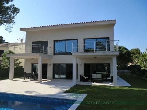 Modern villa with garden and pool in SAgaro Located just 400 meters from the beach Ref: 0832 Built: 453 m² Plot: 693 m² Modern villa on two floors with basement built in 2011. It has plenty of natural light and open spaces. Garage for 2 cars, large t...
