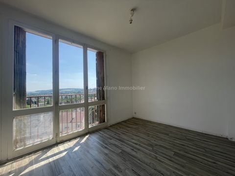 ANNE MANO Immobilier offers you in Château-Thierry itself and close to all amenities, this apartment located on the 3rd floor it consists of an entrance, a living room of about 20m2, an open kitchen. A corridor leads to two bedrooms, a storeroom, a h...