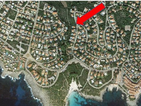 Buildable plot in the urbanization of Binibeca. Views of the countryside and the sea. Electricity and water services are available but no sewerage Development potential of 178 m2 distributed over two floors. At the moment it is not possible to apply ...