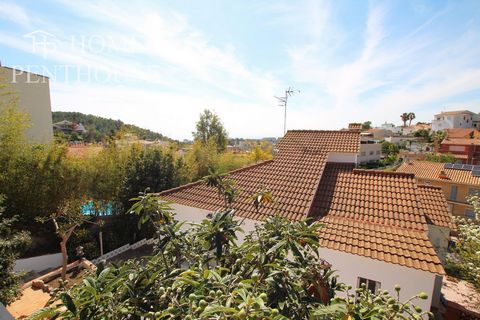 This detached house of 250 m2 built on a plot of 550 m2 with private swimming pool offers large spaces full of light. The floor, kitchen and bathrooms have been recently renovated. On the main floor is the large living-dining room with exit to the te...