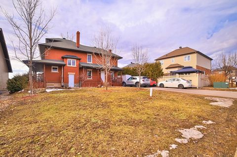 This two-story house, located on a large 10,727 square foot lot, offers 4 bedrooms and 1.5 bathrooms, ideal for a family or couple wanting lots of space. Located in the popular Jardins Lavigne district, close to the Champlain Bridge and downtown Aylm...