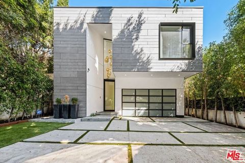 Beautiful, recently built, approximately 3,700 sqft architectural home in the highly sought-after Beverly Grove neighborhood! Located on one of the best and most exclusive streets in the area (between Beverly Blvd and Melrose Ave). Step into soaring ...