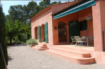 Lovely villa with panoramic views of the surrounding hills. The south-facing villa is located 1.2 km from the centre of the medieval village of Entrecasteaux, in a quiet area and on a pretty restanque of 2974 m². It has an entrance hall, a beautiful ...