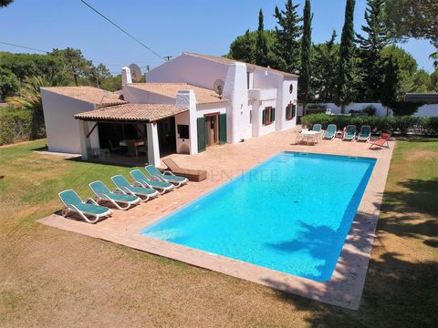 Located in Almancil. This charming traditional villa is located very close to the famous resort of Vale do Lobo with top golf courses and beautiful white sandy beaches. The property comprises of three bedrooms, three bathrooms, a large living and din...