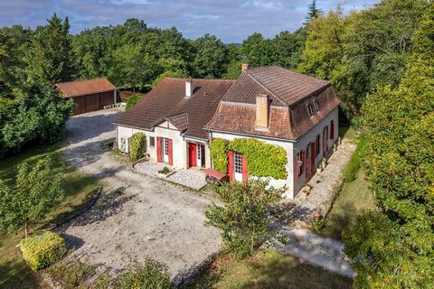 Located at the gates of Perigueux, this sumptuous 210m2 residence, nestled on a vast plot of one hectare, offers an idyllic setting in the countryside, where absolute tranquility reigns. Embellished with an enclosed landscaped park, this property als...