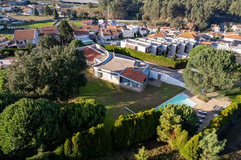 Located in Santa Maria da Feira. We present a single-storey 3 bedroom villa with a floor area of 300 sqm with a huge garden, swimming pool, and outdoor support and storage area. This villa stands out for having been designed by the famous architect Á...