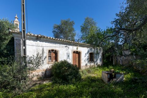 Discover your private oasis on this plot of land with 18,400m2, in the picturesque parish of Alcantarilha e Pêra. With an construction area of 640m2, which includes a charming single-storey house of 85m2 with two bedrooms ready to be renovated with y...
