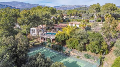 Co-exclusivity. Located in a residential, quiet and gated domaine, you will be seduced by this massive property built in an idyllic setting with very intresting surroundings. The main villa comprises a double living room of 60m², a large independent ...