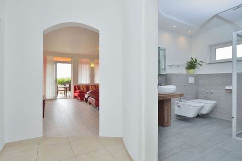 Nuestro apartamento de 3,5 habitaciones en Villa Dalmatina-Zadar con 105 m² de superficie habitable impresiona por su amplitud y líneas claras. El apartamento vacacional está amueblado con una cocina totalmente equipada y dispone de dos dormitorios, ...