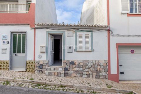 Located in Vila do Bispo. Typical house with living room, kitchen, 2 bedroom, 1 bathroom + 1 room for office and small warehouse/pantry and backyard. The property is ready to live in and has good potential for creating local accommodation. Potential ...