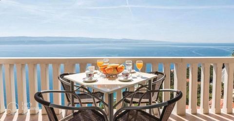 An der Riviera von Omis in Celina steht ein freistehendes Anwesen mit offenem Meerblick und Swimmingpool zum Verkauf. Es liegt ca. 60 Meter über dem wunderschönen Kiesstrand. Die Gesamtfläche beträgt 440 qm. Das Grundstück ist 370 qm groß. Es besteht...