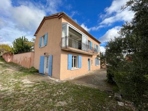 Located on a plot of about 1000 m2, close to shops and overlooking the countryside, facing an unbuildable area Traditional construction villa of 137 m2 of living space offering two independent dwellings, both opening onto the garden A type 3 apartmen...