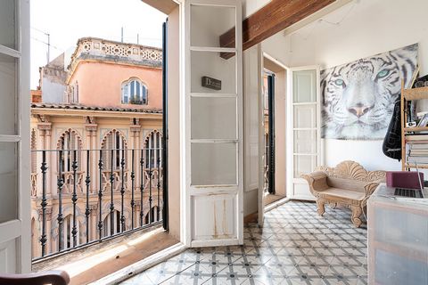 Charming flat in the old town of Palma Fantastic property in the middle of plaza Cort In the best location in the middle of one of the best squares of the old town of Palma we find this gem. The apartment is located on the fourth floor of a well-main...