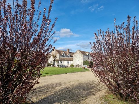 In a village located 10 minutes from Fontainebleau, charming old house composed of three buildings built around a pretty paved courtyard with flowers and large bay windows. On one side it consists of an entrance hall with toilet and storage space, a ...
