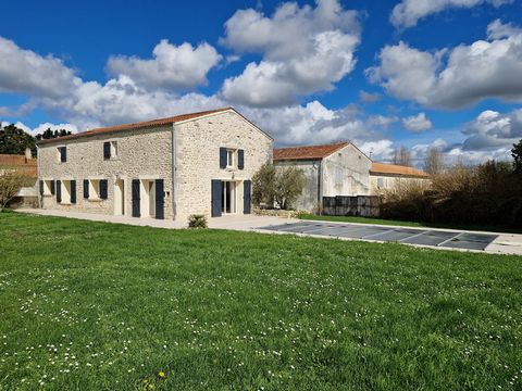 Dpt Charente Maritime (17), à vendre proche de TONNAY CHARENTE maison P8 sur 3400 m² avec garage