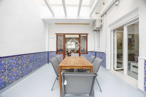 Magnificent renovated property with high quality finishes and materials. It is located in one of the best buildings in the area, with concierge service, located in Pla del Remei, Valencia. The property has a large living room with access to a terrace...