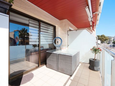 Discover your next home in the heart of Platja d'Aro, where sea breezes and cosmopolitan life meet. We present a bright apartment, with tourist license, of 84m2 that invites you to comfort and style. Built in 2003, this apartment is located in a buil...