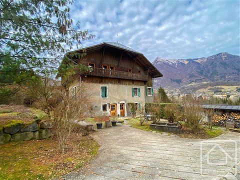 Nestled in the charming commune of La Rivière Enverse, Maison de Mélan is conveniently located just a stone's throw away from Taninges, a quick 12-minute drive to Les Gets, and only eight minutes from the ski slopes of Morillon. Its central location ...