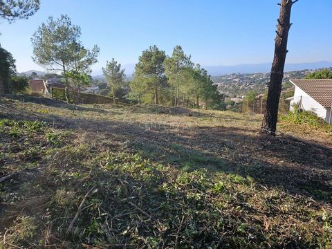 We present you this impressive 1585m2 plot of land, surrounded by the natural beauty that this charming town offers. Imagine building your ideal home on this land, where you can design and create the home of your dreams. With a wide and well distribu...